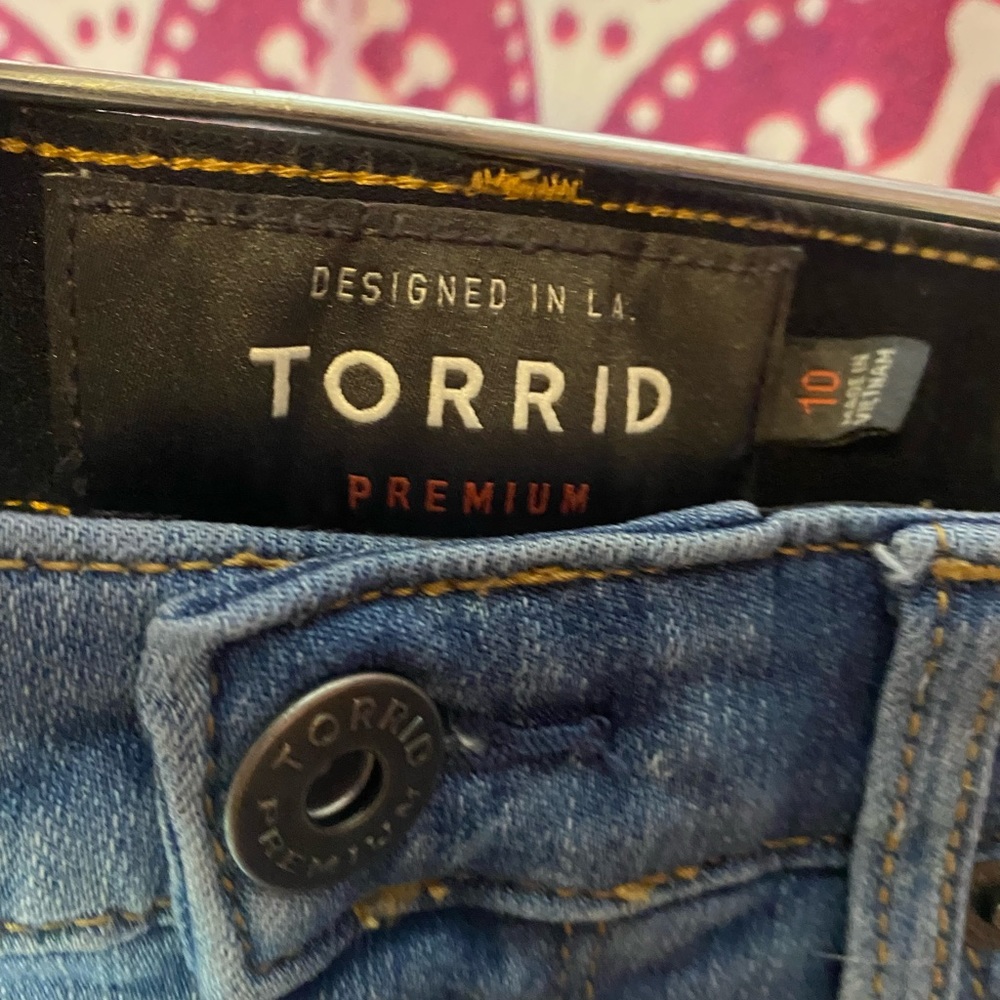 Torrid sky high skinny size 10 Jean denim shorts - Picture 4 of 4